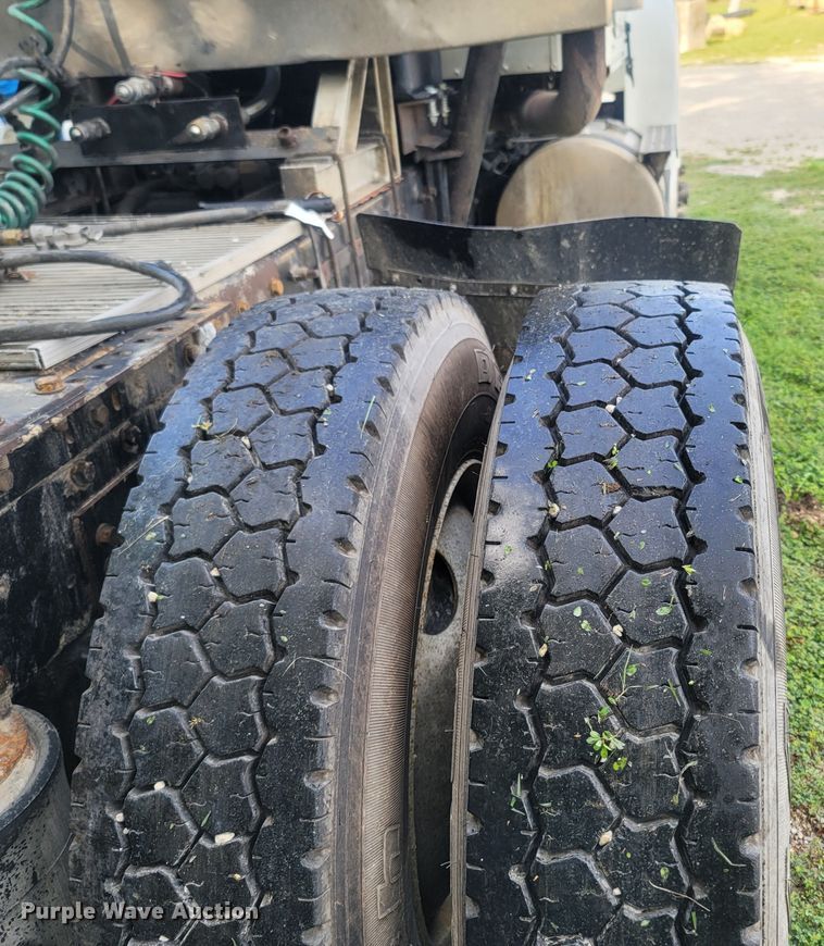 image for item LM9721 2005 International 5900i  semi truck