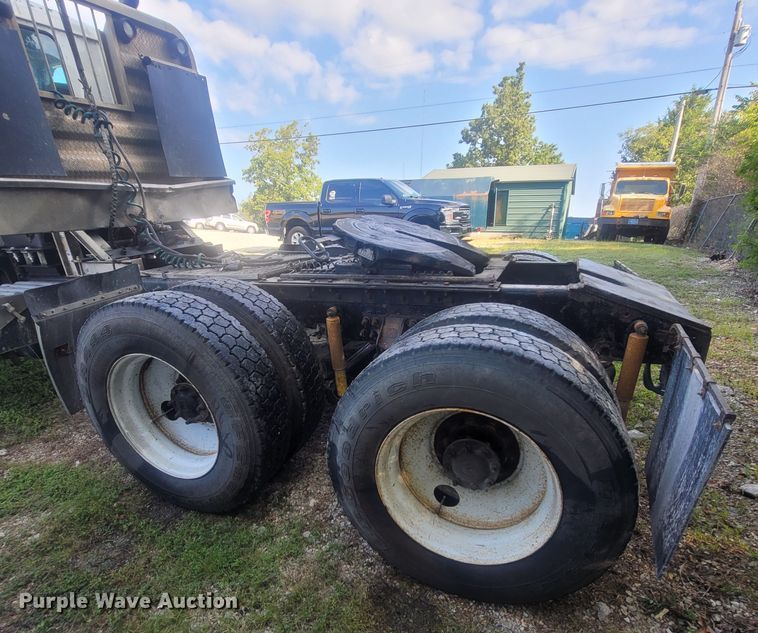 image for item LM9721 2005 International 5900i  semi truck