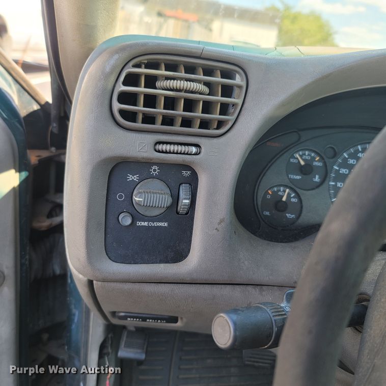 image for item LM9751 1998 Chevrolet S10  pickup truck