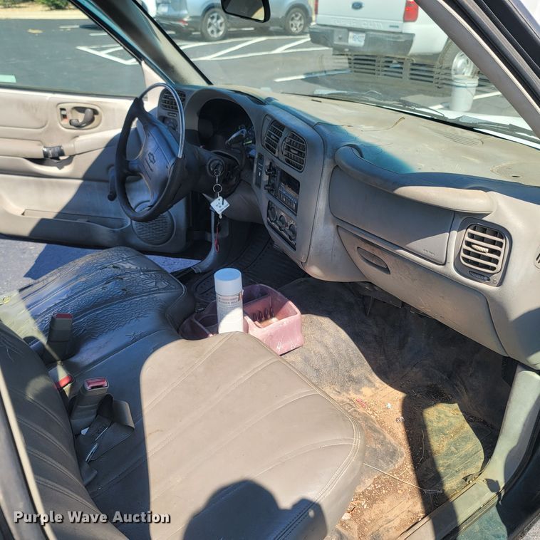 image for item LM9751 1998 Chevrolet S10  pickup truck