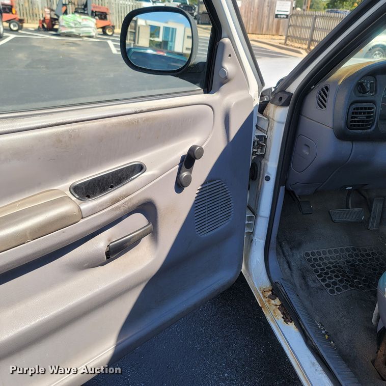 image for item LM9752 2000 Dodge Ram 1500  pickup truck