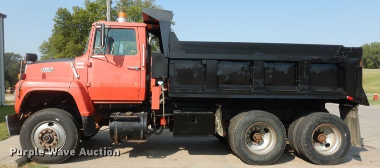 image for item LS9003 1989 Ford LNT8000  dump truck