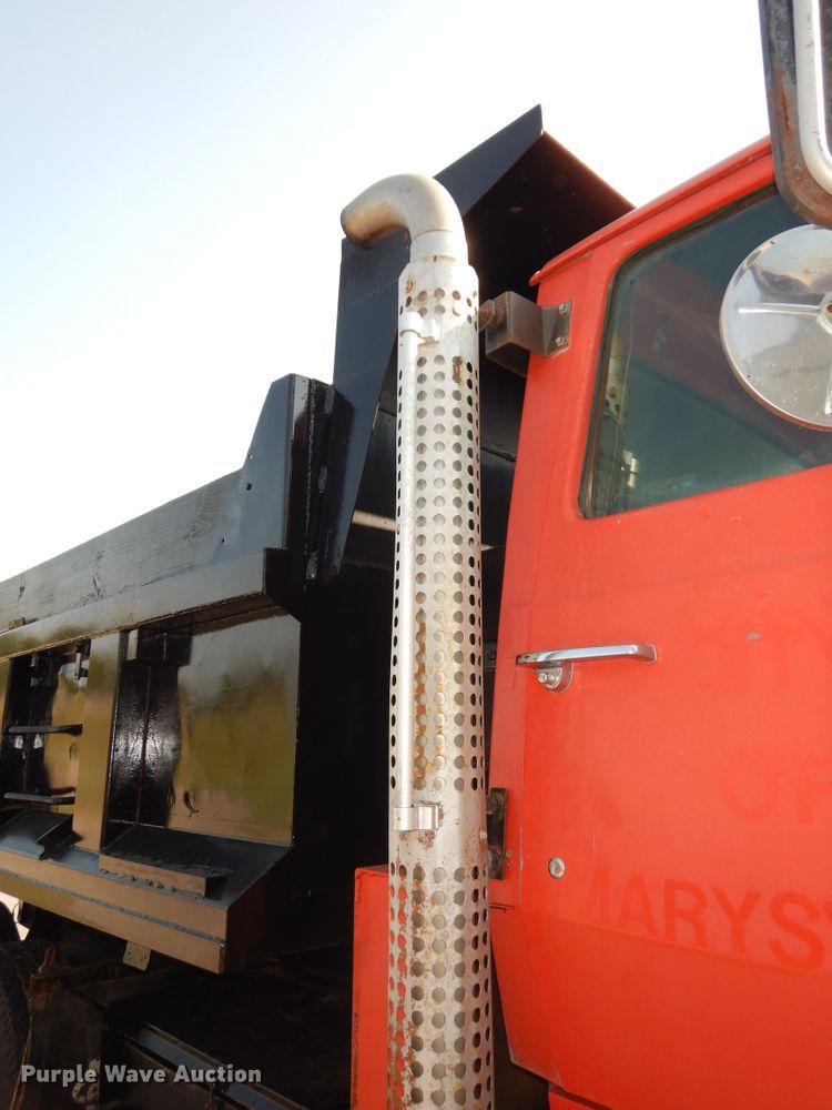 image for item LS9003 1989 Ford LNT8000  dump truck