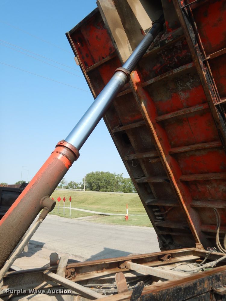 image for item LS9003 1989 Ford LNT8000  dump truck