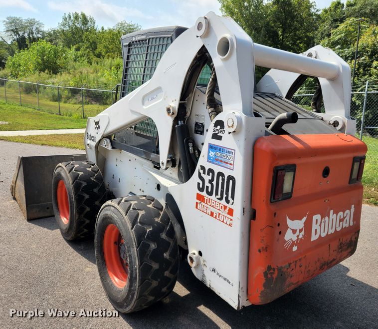 image for item MK9228 2005 Bobcat S300  skid steer loader