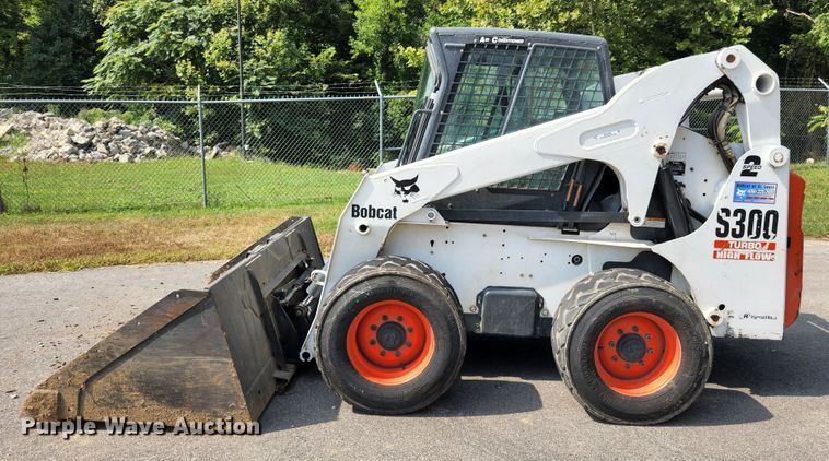 image for item MK9228 2005 Bobcat S300  skid steer loader