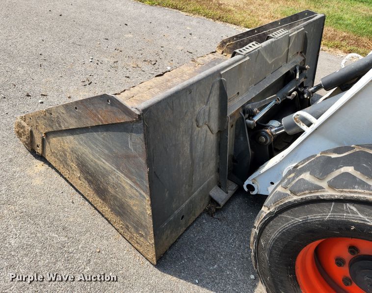 image for item MK9228 2005 Bobcat S300  skid steer loader