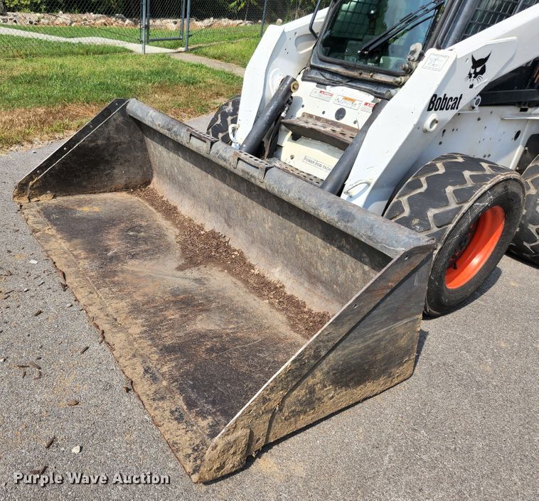 image for item MK9228 2005 Bobcat S300  skid steer loader