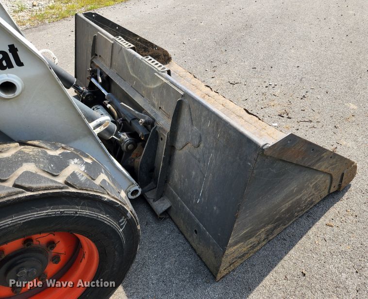 image for item MK9228 2005 Bobcat S300  skid steer loader