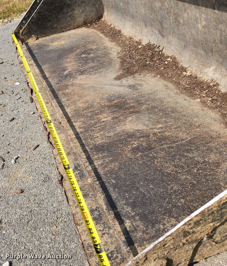 image for item MK9228 2005 Bobcat S300  skid steer loader