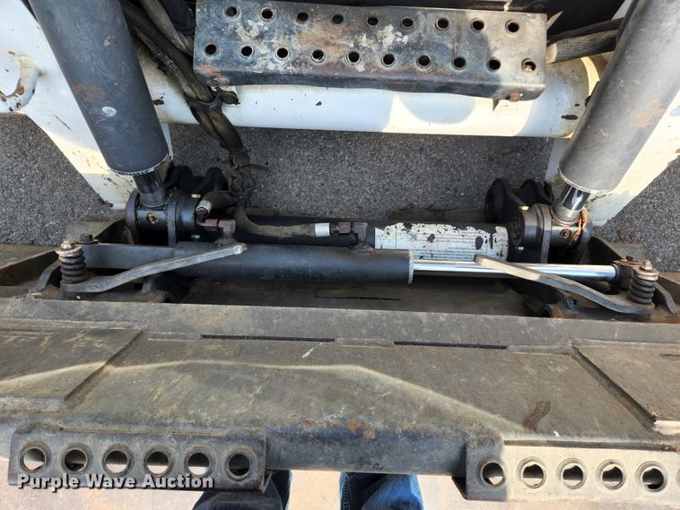 image for item MK9228 2005 Bobcat S300  skid steer loader