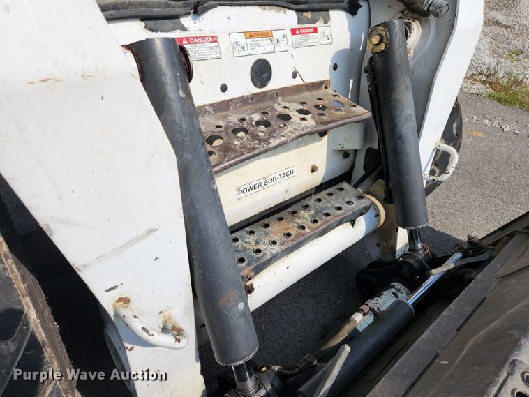 image for item MK9228 2005 Bobcat S300  skid steer loader