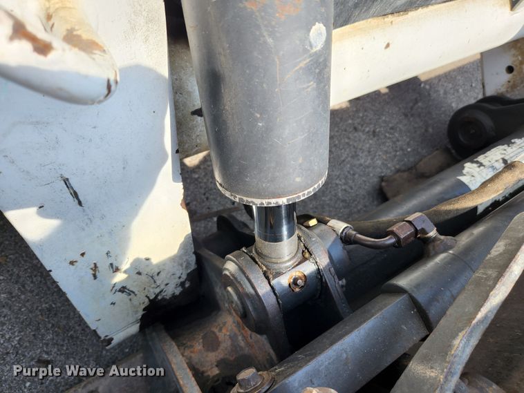 image for item MK9228 2005 Bobcat S300  skid steer loader