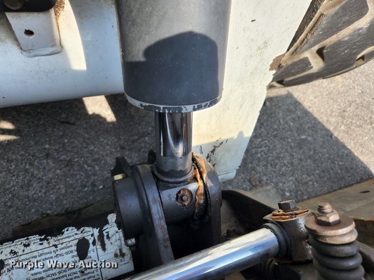 image for item MK9228 2005 Bobcat S300  skid steer loader