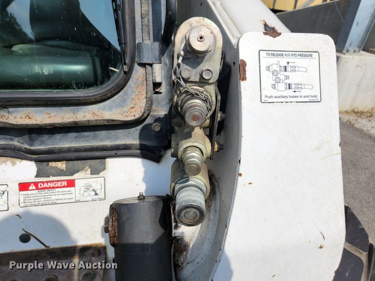 image for item MK9228 2005 Bobcat S300  skid steer loader