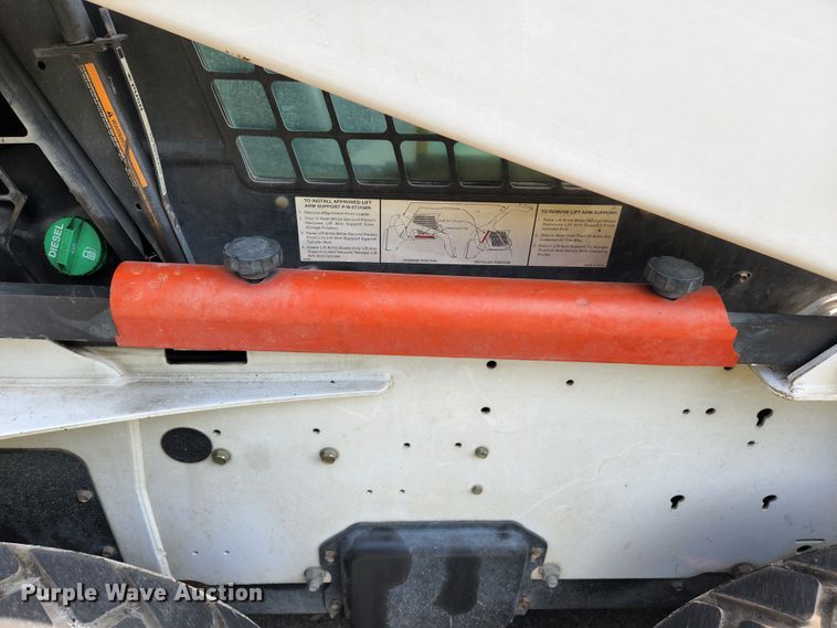 image for item MK9228 2005 Bobcat S300  skid steer loader