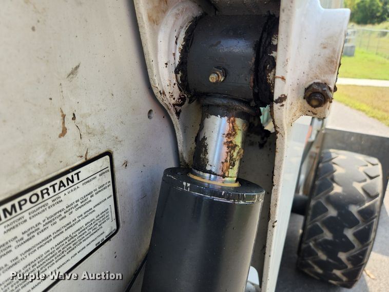 image for item MK9228 2005 Bobcat S300  skid steer loader