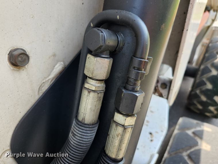 image for item MK9228 2005 Bobcat S300  skid steer loader