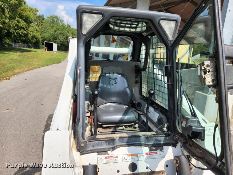 image for item MK9228 2005 Bobcat S300  skid steer loader