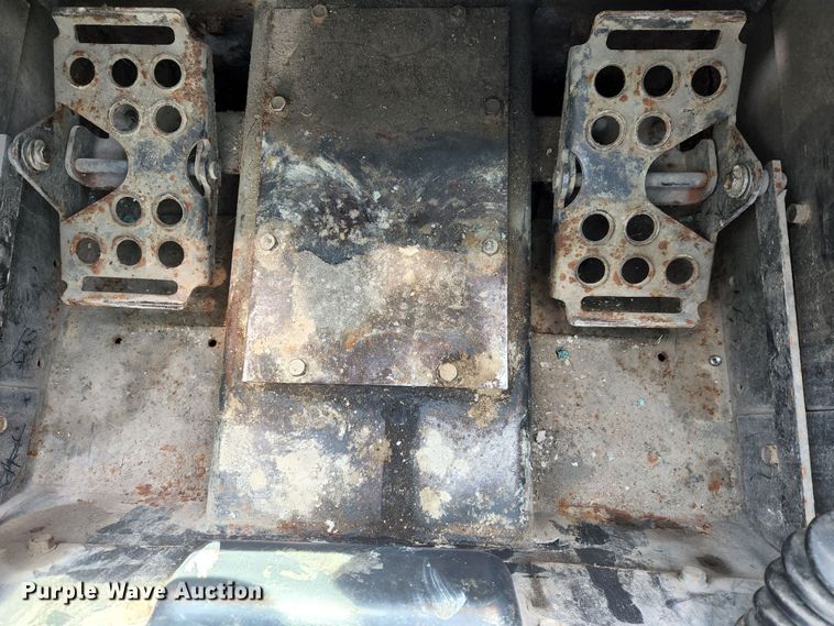 image for item MK9228 2005 Bobcat S300  skid steer loader