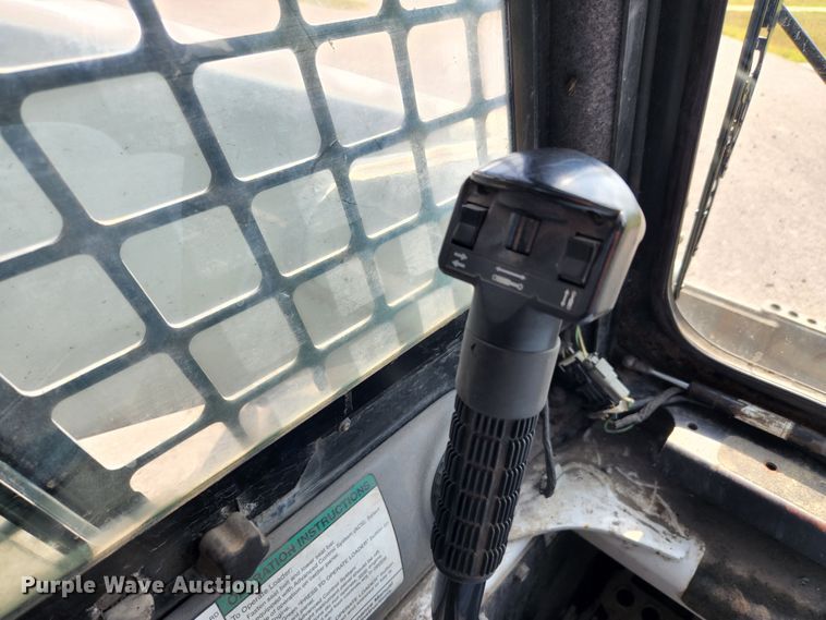image for item MK9228 2005 Bobcat S300  skid steer loader