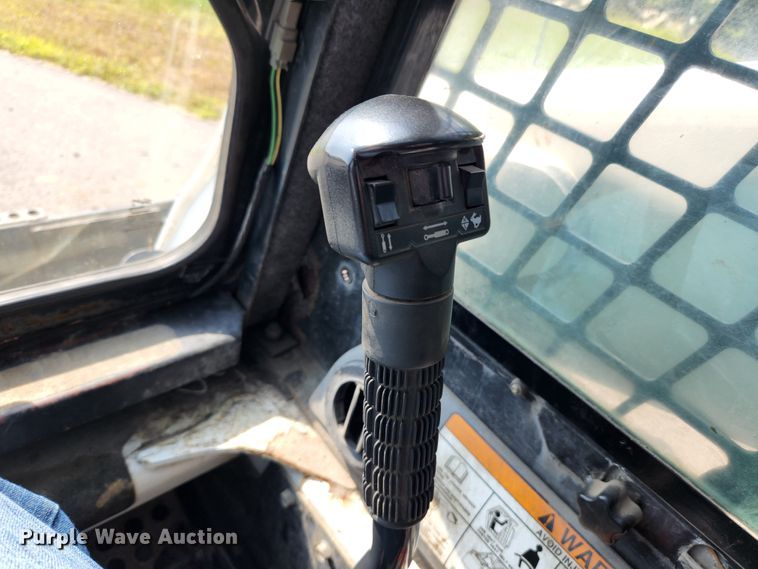 image for item MK9228 2005 Bobcat S300  skid steer loader