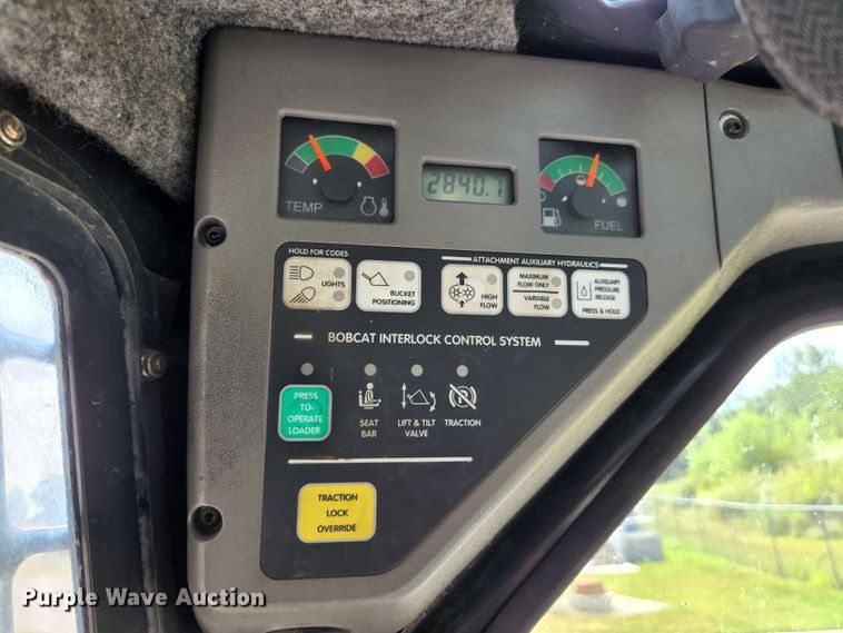 image for item MK9228 2005 Bobcat S300  skid steer loader