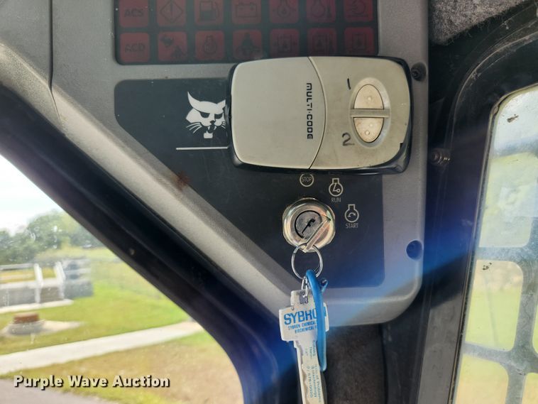 image for item MK9228 2005 Bobcat S300  skid steer loader