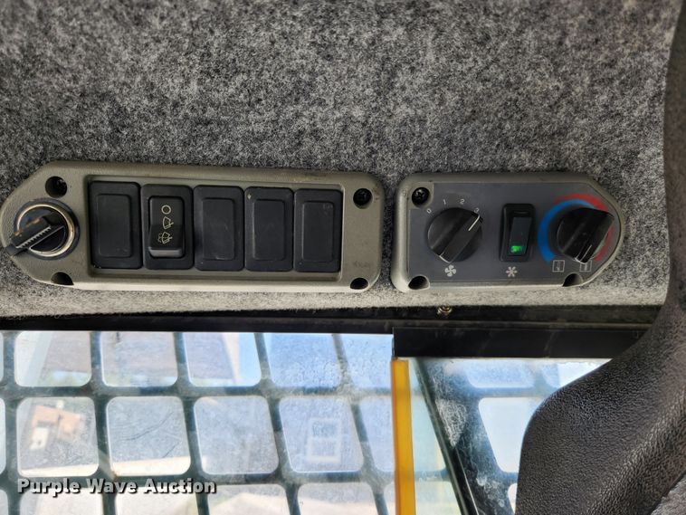 image for item MK9228 2005 Bobcat S300  skid steer loader