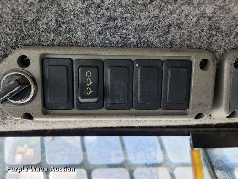 image for item MK9228 2005 Bobcat S300  skid steer loader