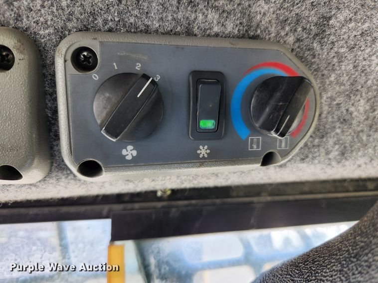 image for item MK9228 2005 Bobcat S300  skid steer loader