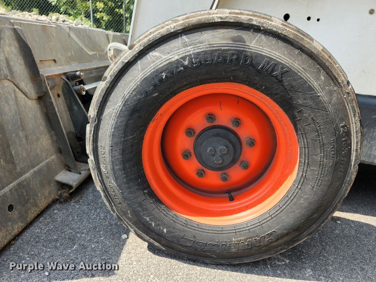 image for item MK9228 2005 Bobcat S300  skid steer loader