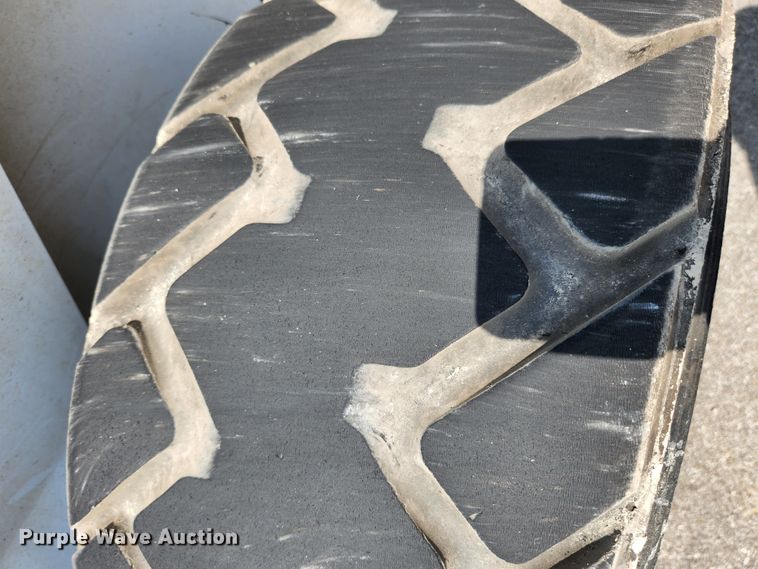 image for item MK9228 2005 Bobcat S300  skid steer loader