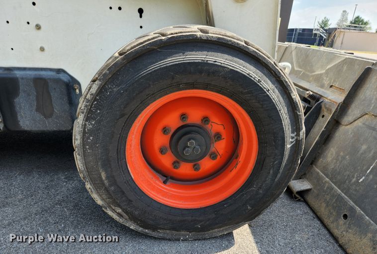 image for item MK9228 2005 Bobcat S300  skid steer loader