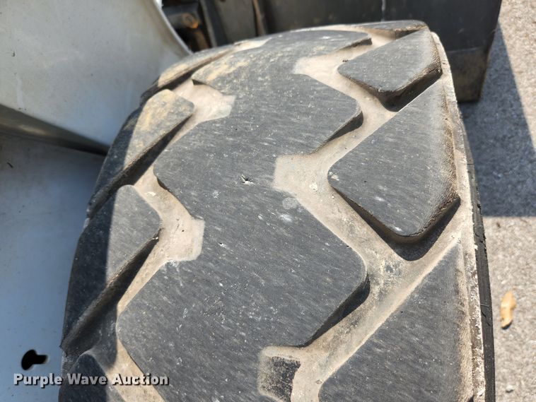 image for item MK9228 2005 Bobcat S300  skid steer loader