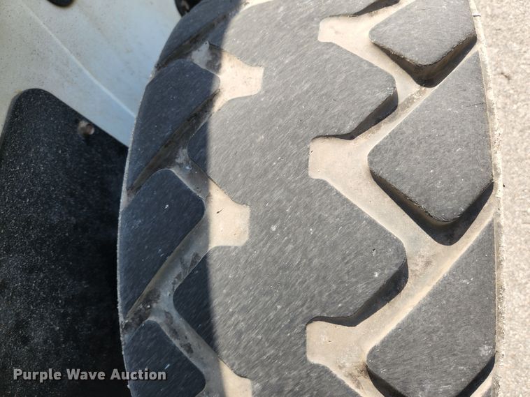 image for item MK9228 2005 Bobcat S300  skid steer loader