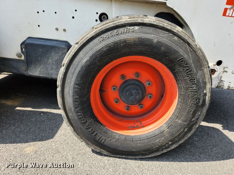 image for item MK9228 2005 Bobcat S300  skid steer loader