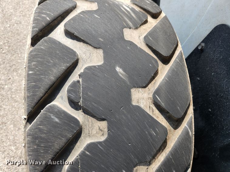 image for item MK9228 2005 Bobcat S300  skid steer loader