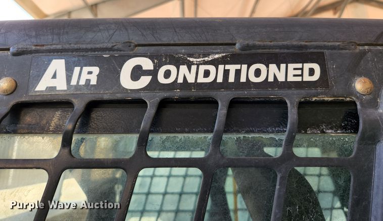 image for item MK9228 2005 Bobcat S300  skid steer loader