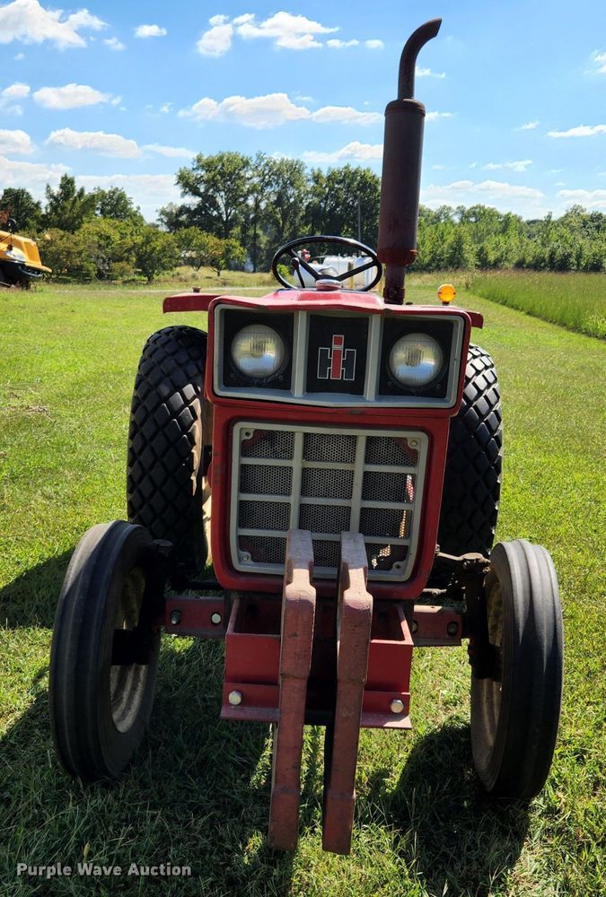 image for item MK9273 International Harvester 284  tractor