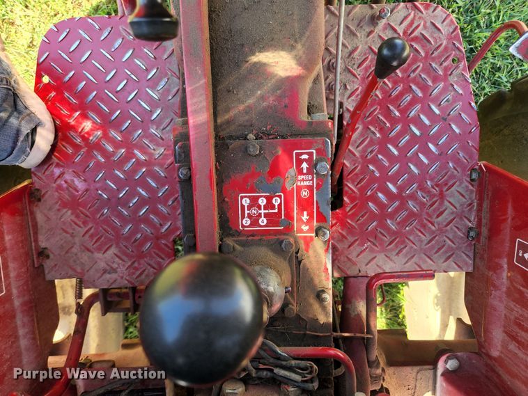 image for item MK9273 International Harvester 284  tractor