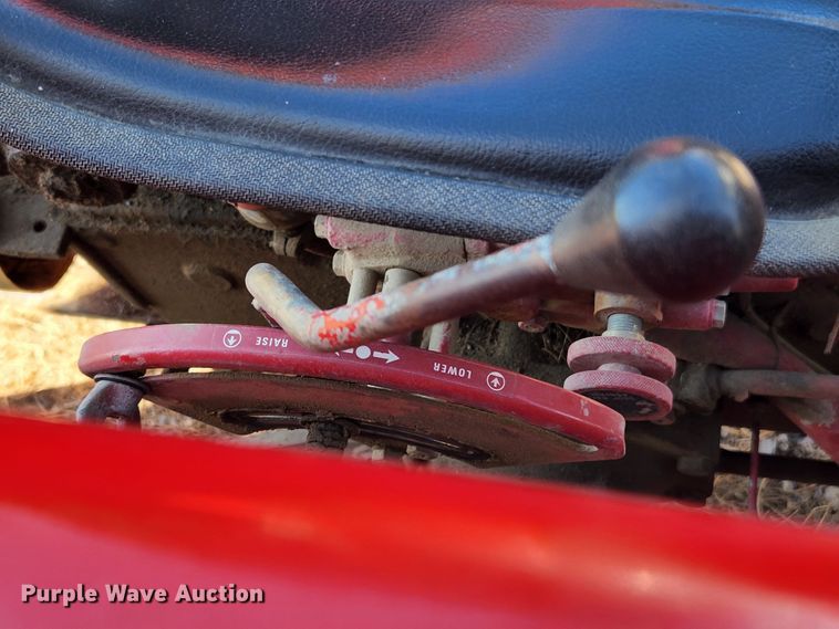 image for item MK9273 International Harvester 284  tractor