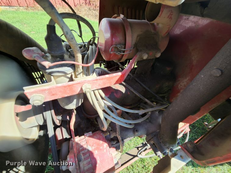 image for item MK9273 International Harvester 284  tractor