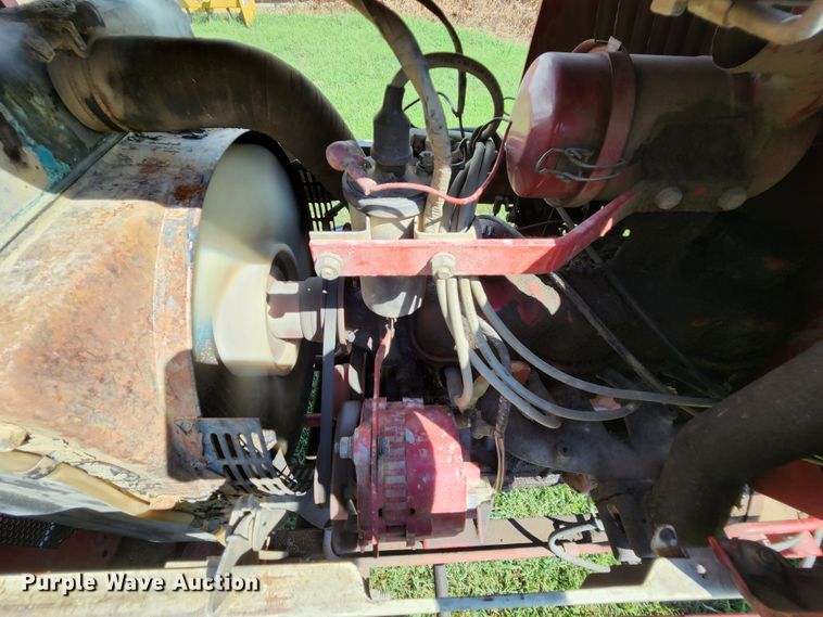 image for item MK9273 International Harvester 284  tractor