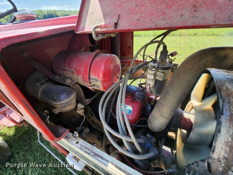image for item MK9273 International Harvester 284  tractor