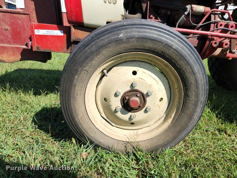 image for item MK9273 International Harvester 284  tractor