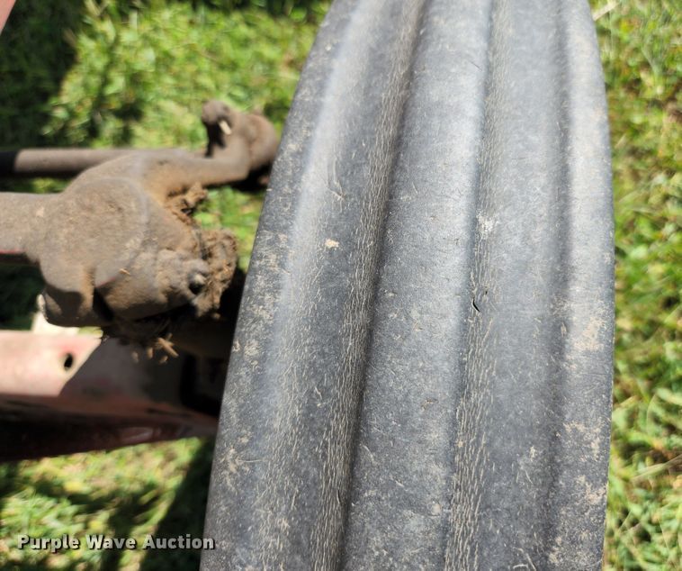 image for item MK9273 International Harvester 284  tractor