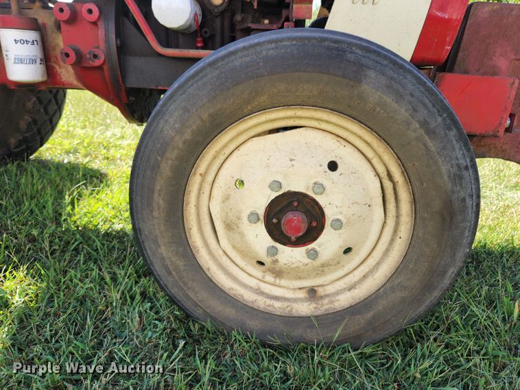 image for item MK9273 International Harvester 284  tractor