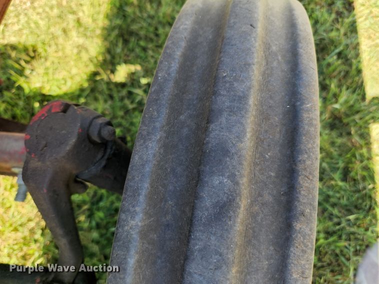 image for item MK9273 International Harvester 284  tractor