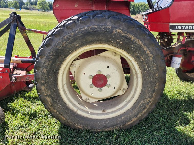 image for item MK9273 International Harvester 284  tractor